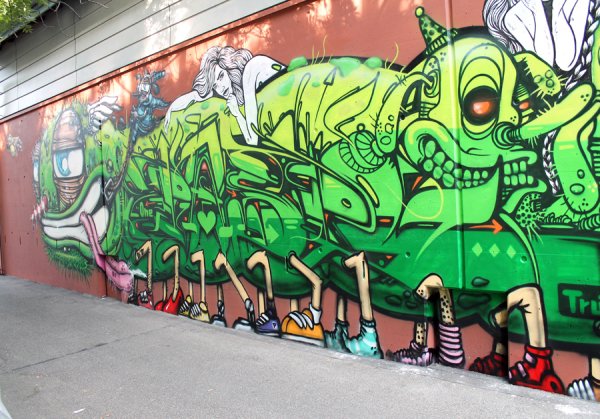 Graffiti Auftrag Stadt Zürich Tausendfüssler 