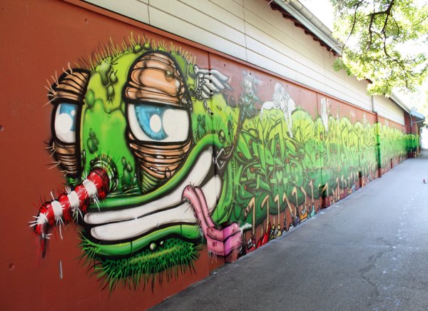 Graffiti Auftrag Stadt Zürich Tausendfüssler 