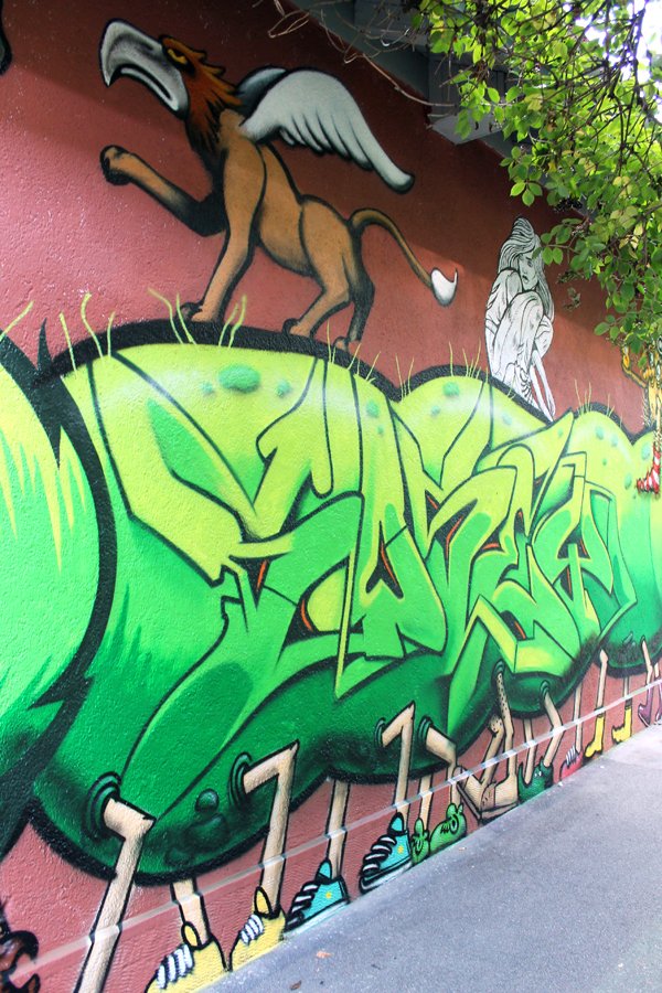 Graffiti Auftrag Stadt Zürich Tausendfüssler 