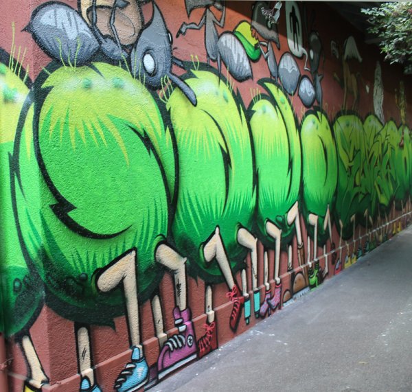 Graffiti Auftrag Stadt Zürich Tausendfüssler 