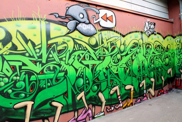Graffiti Auftrag Stadt Zürich Tausendfüssler 