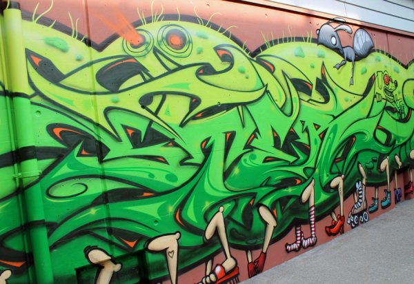 Graffiti Auftrag Stadt Zürich Tausendfüssler 